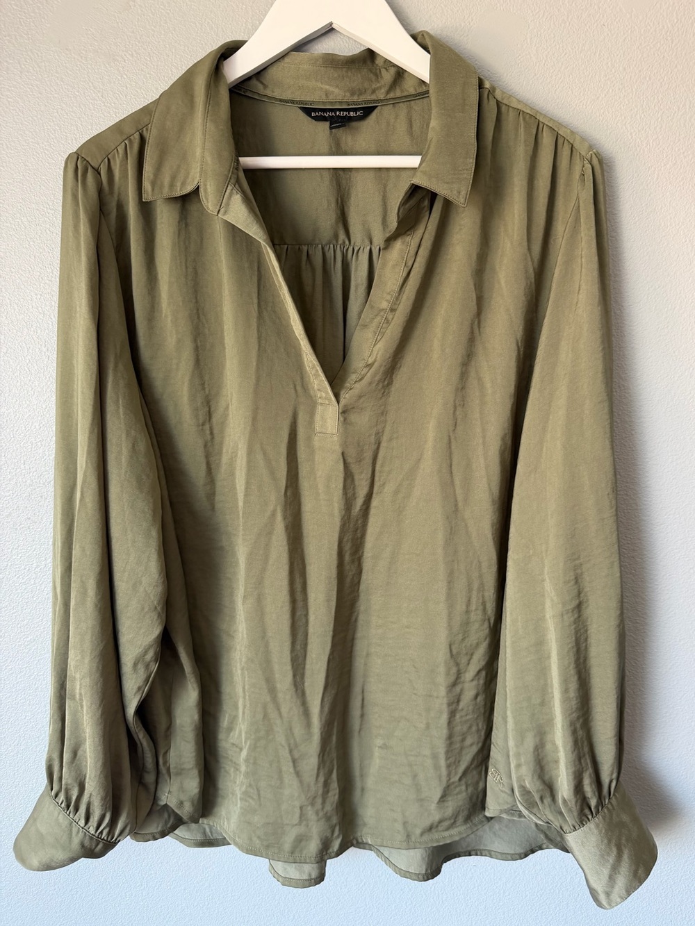 Banana Republic olive green shiny long sleeve v-neck collared blouse Women’s XXL